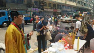 家属在现场致祭。