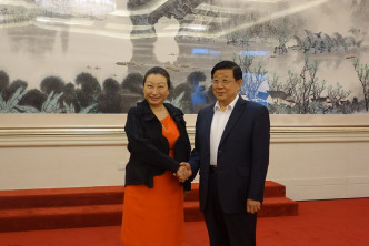 鄭若驊在北京與公安部部長趙克志（右）會晤。政府新聞處圖片