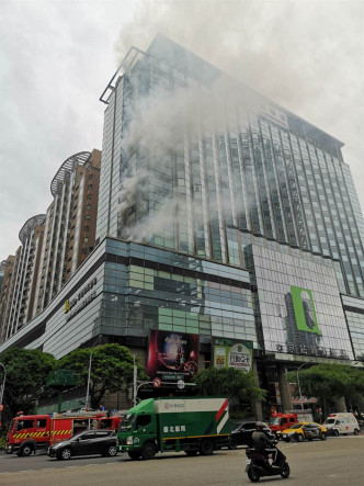台北君品酒店发生火警。网上图片