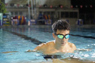 为备战环岛泳，方力申平日会到泳池练习。