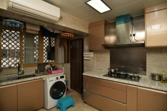 廚房備有兩側廚櫃，外連工作平台。