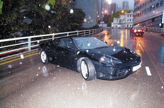在2002年，谢霆锋驾驶的法拉利在金钟红棉路失事。资料图片