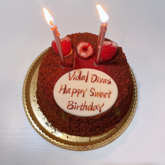 有人送了写上「祝Vidal天后们生日快乐」的蛋糕。