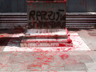 「種族主義者」和「強姦犯」這兩個字被噴在蒙塔內利的塑像底座上。AP圖