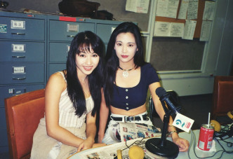 16年前王馨平同黎姿一齐跑电台做宣传，当时两人好有少女味。