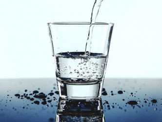 過量飲水可致水中毒。網圖/示意圖