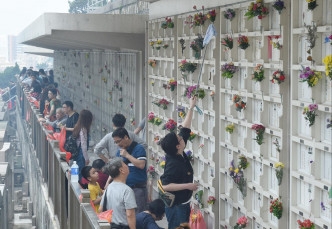掃墓的市民都帶備鮮花或香燭冥鏹拜祭先人。