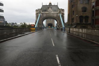 橫跨泰晤士河的倫敦塔橋一度無法放下橋身。AP圖片