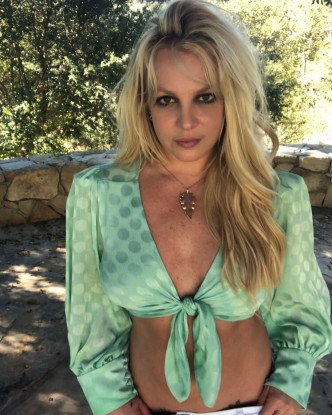 Britney晒照慶祝。