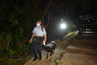 警方出动警犬协助行动。