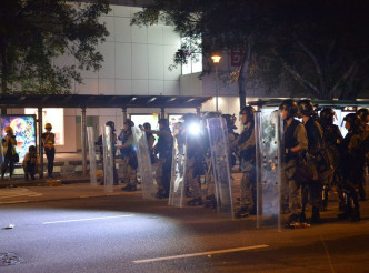 警方在于大埔一田外追捕示威者，并拘捕多人。