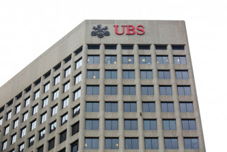 小浣熊爬上瑞士銀行大樓（UBS Tower）。