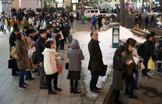 札幌民众等车。网上图片