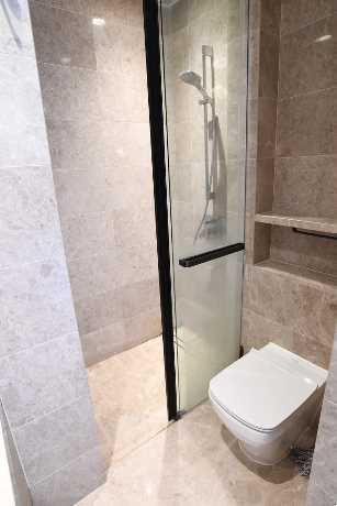 浴室设有企缸，能够节省位置。