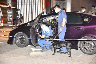警方派出警犬协助搜证。