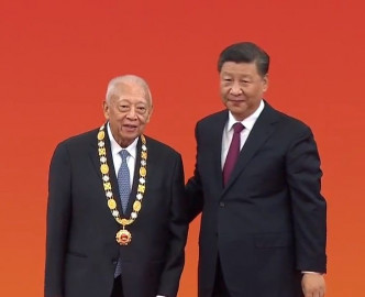 董建华日前获国家主席习近平颁发「国家荣誉称号」奖章。