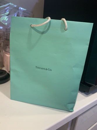 日向蓝子表示，有天发现老公回家时，手上竟提著一个Tiffany品牌的纸袋。Twitter图片