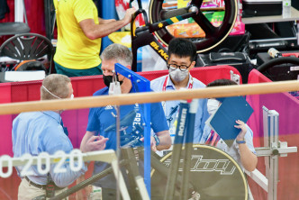 王子千(右)在东奥场地单车赛负责检验单车。梁柏琛伊豆传真