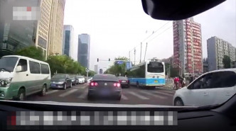 北京一名男司機急煞逼車爬頭。 影片截圖