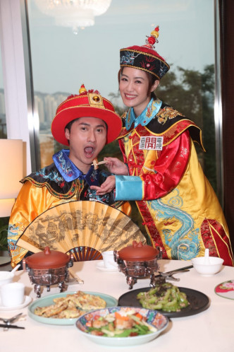 嘉琪（右）与严祟天一同主持香港开电视节目《关于早餐的一些事》。