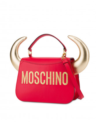 Moschino新年限量系列手袋，紅拼金色應節之餘，更加上金色牛角裝飾，跟中間的金色環扣成絕配。