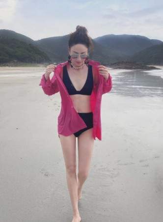 Yumiko亦貼出泳衣照，身材fit爆。