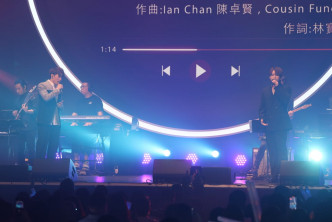 Ian与姜涛同台演唱。
