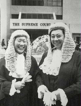 梁冰濂（右）与李志喜（左）两名一、二号女资深大状于93年的合照。资料图片