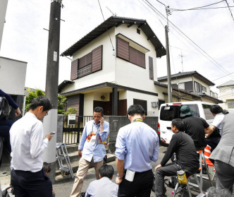 日本持刀斩人案警方搜查住所。AP图片