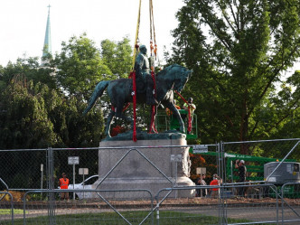 工作人员在解放公园（Market Street Park）使用起重机把罗伯特.李铜像吊起。AP资料图片
