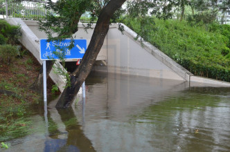 沙田城门河严重水浸，隧道几末顶。