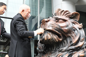 滙豐總行2隻銅獅完成首階段修復，今日重新揭幕。