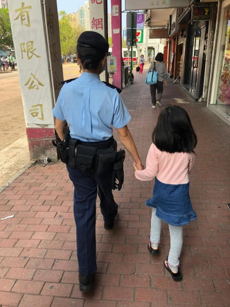 警员协助女孩一家团聚。警方图片