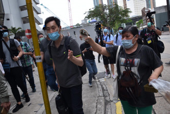 一名女士不断追骂保卫香港运动成员。