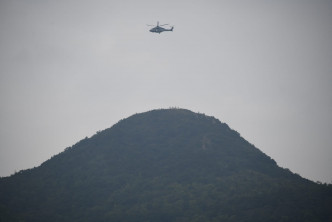 政府飞行服务队亦派出直升机协助救援。