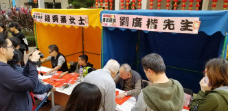 多位書法家到場為街坊即席寫揮春。  鄒秉恬民選議員辦事處FB圖