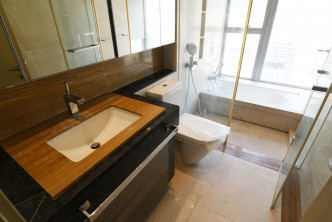 浴室空间宽敞，淋浴及浴缸兼备。