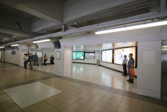 乘客将来在东铁綫月台下车后，要乘电梯到车站大堂，经走廊到新月台的西铁綫上车。