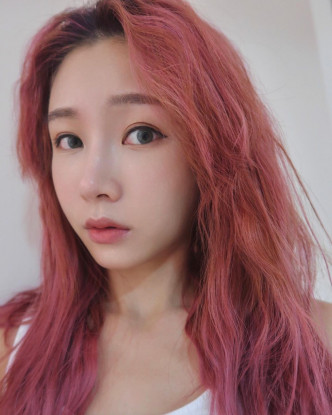 Jessica为扮演智能人「麦姑娘」染了一头粉红色头发。