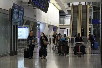 机场大批旅客回港。