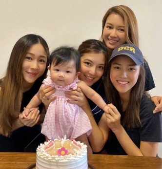 Phoebe一班闺蜜好友包括锺情、魏韵芝及刘颖镟带埋粉红色的花花蛋糕贺小猪比生日。IG图