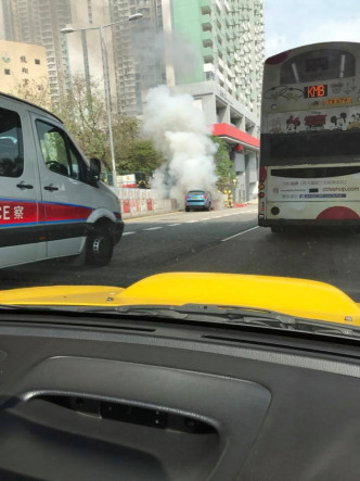 私家车起火冒烟。网民Ringo Lau图片