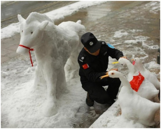 杜师傅用工馀作雪雕。