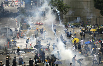 警方一度施放催淚彈、橡膠子彈及布袋彈驅散示威者。AP圖片