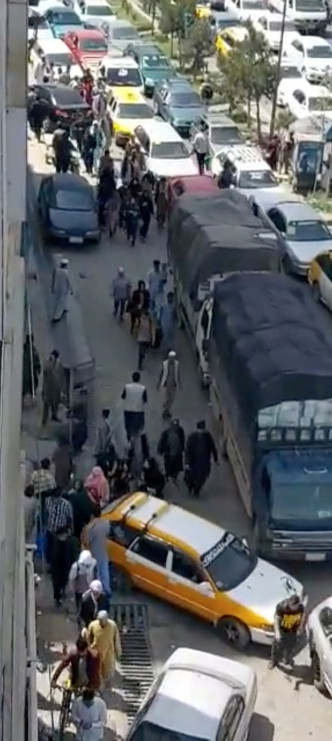 喀布爾市面陷入一片混亂。路透社圖片