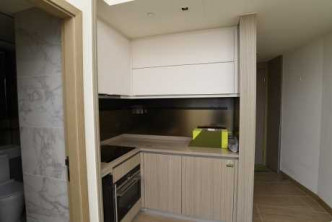 廚房為小型開放式設計，設有上下組廚櫃。