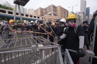 示威者设置路障与警方对峙