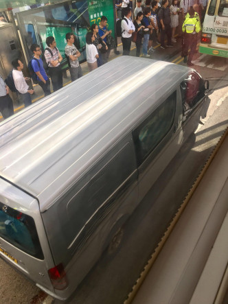 涉事的客貨車車頭損毀。香港交通突發報料區FB/網民ToNy Wong‎圖