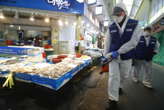 南韓首爾加強清潔。AP圖片