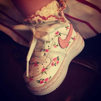 陳冠希貼過囡囡著波鞋的照片。